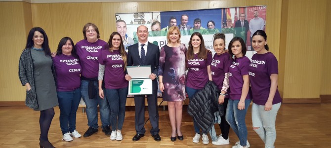 CESUR RECIBE LA PLACA DE RECONOCIMIENTO SOCIAL EN EL PREMIO LAUREL 2016 DE LA FEDERACIÓN PLENA INCLUSIÓN REGIÓN DE MURCIA.