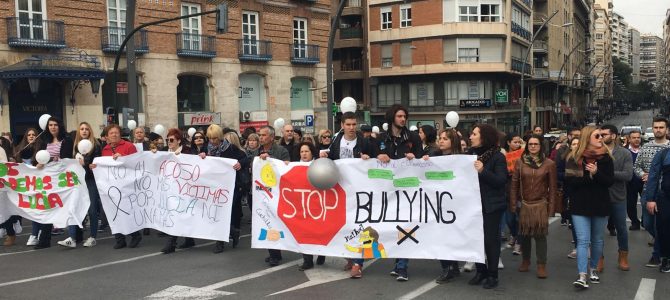 ACOSO ESCOLAR: ALUMNOS/AS PARTICIPAN EN UNA EMOTIVA MANIFESTACIÓN